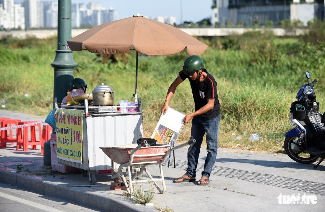 Hàng quán lề đường chuẩn bị đón khách xem pháo hoa, đón năm mới - Ảnh 6. Hàng quán lề đường chuẩn bị đón khách xem pháo hoa, đón năm mới - Ảnh 6.