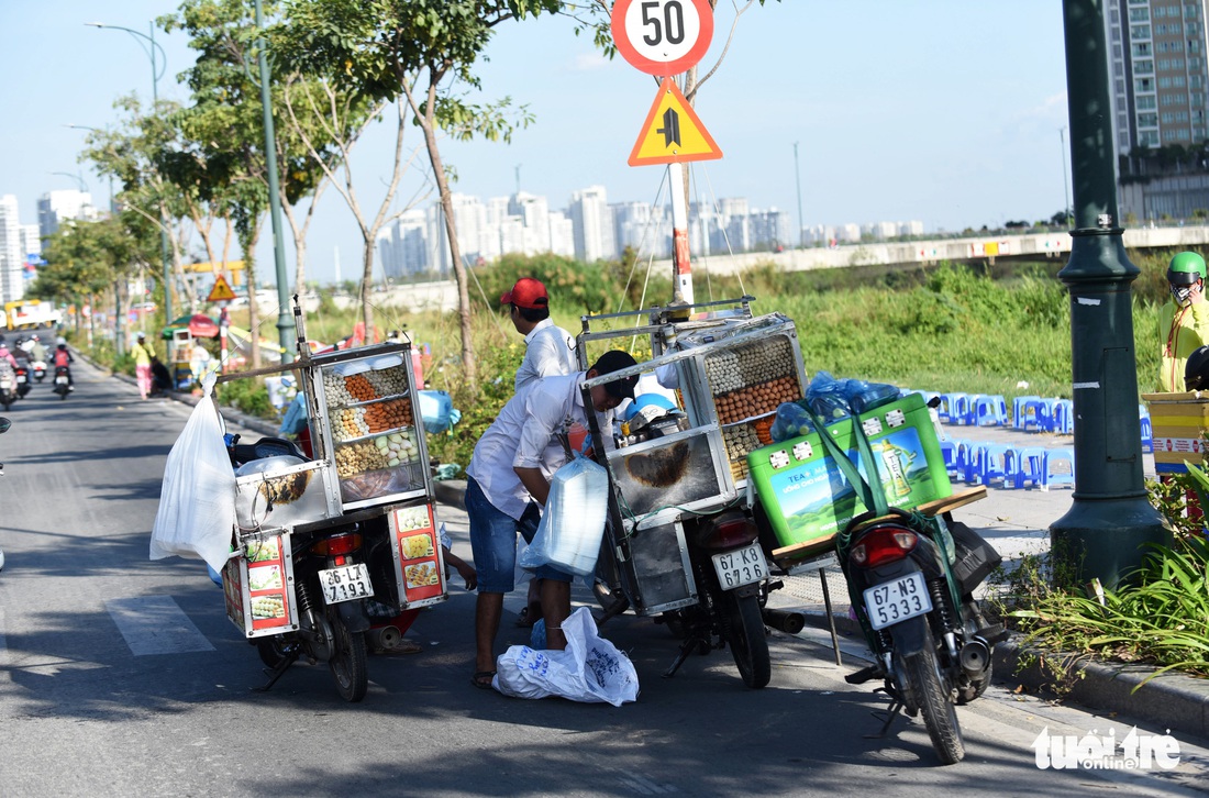 Hàng quán lề đường chuẩn bị đón khách xem pháo hoa, đón năm mới - Ảnh 7. Hàng quán lề đường chuẩn bị đón khách xem pháo hoa, đón năm mới - Ảnh 7.