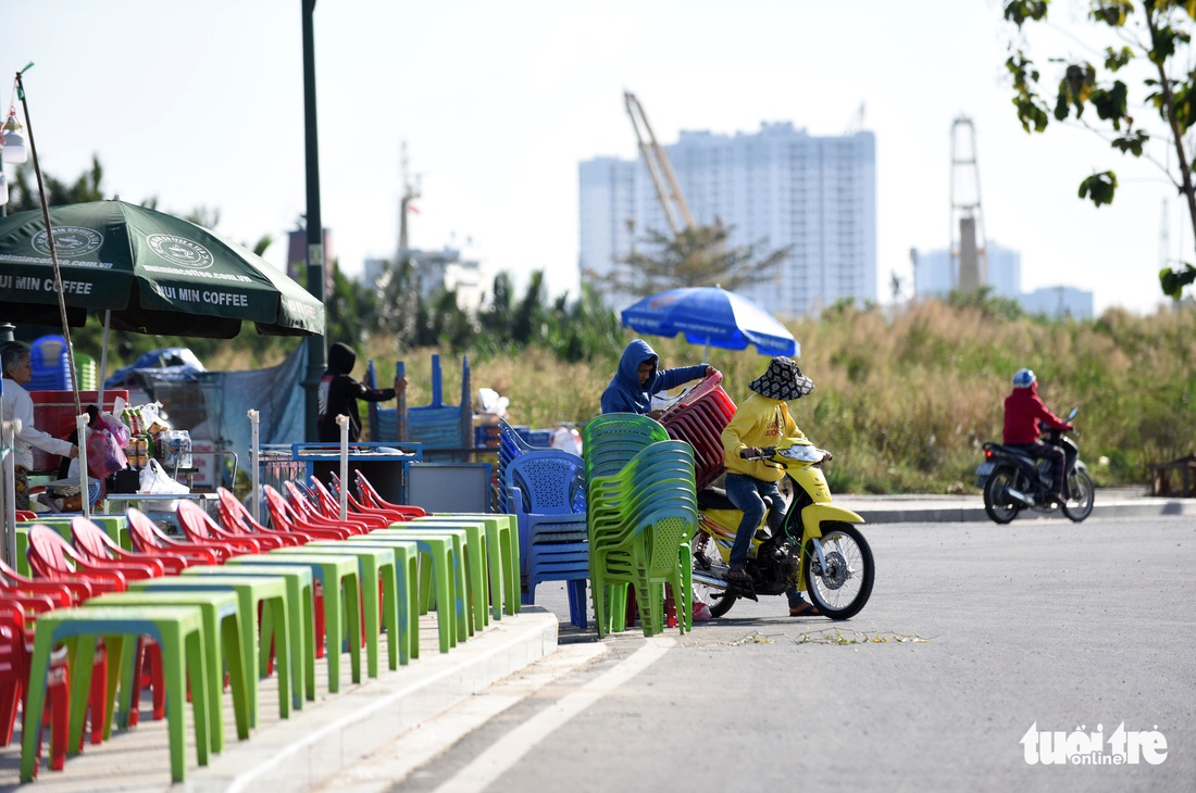 Hàng quán lề đường chuẩn bị đón khách xem pháo hoa, đón năm mới - Ảnh 10. Hàng quán lề đường chuẩn bị đón khách xem pháo hoa, đón năm mới - Ảnh 10.