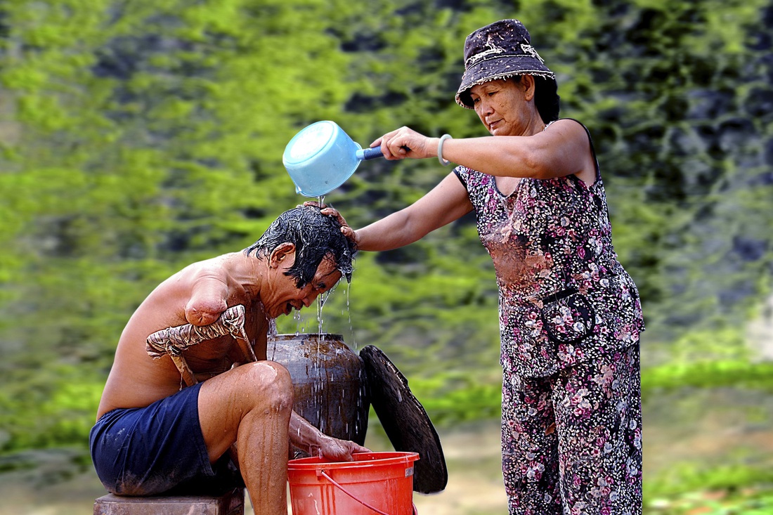 Ngắm những khoảnh khắc yêu thương gia đình ở khắp nẻo Việt Nam - Ảnh 1.