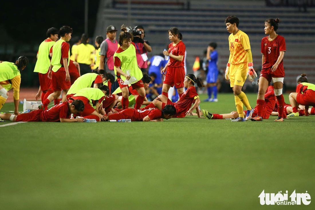 Khoảnh khắc nghẹn ngào của tuyển nữ Việt Nam đêm đăng quang - Ảnh 9.