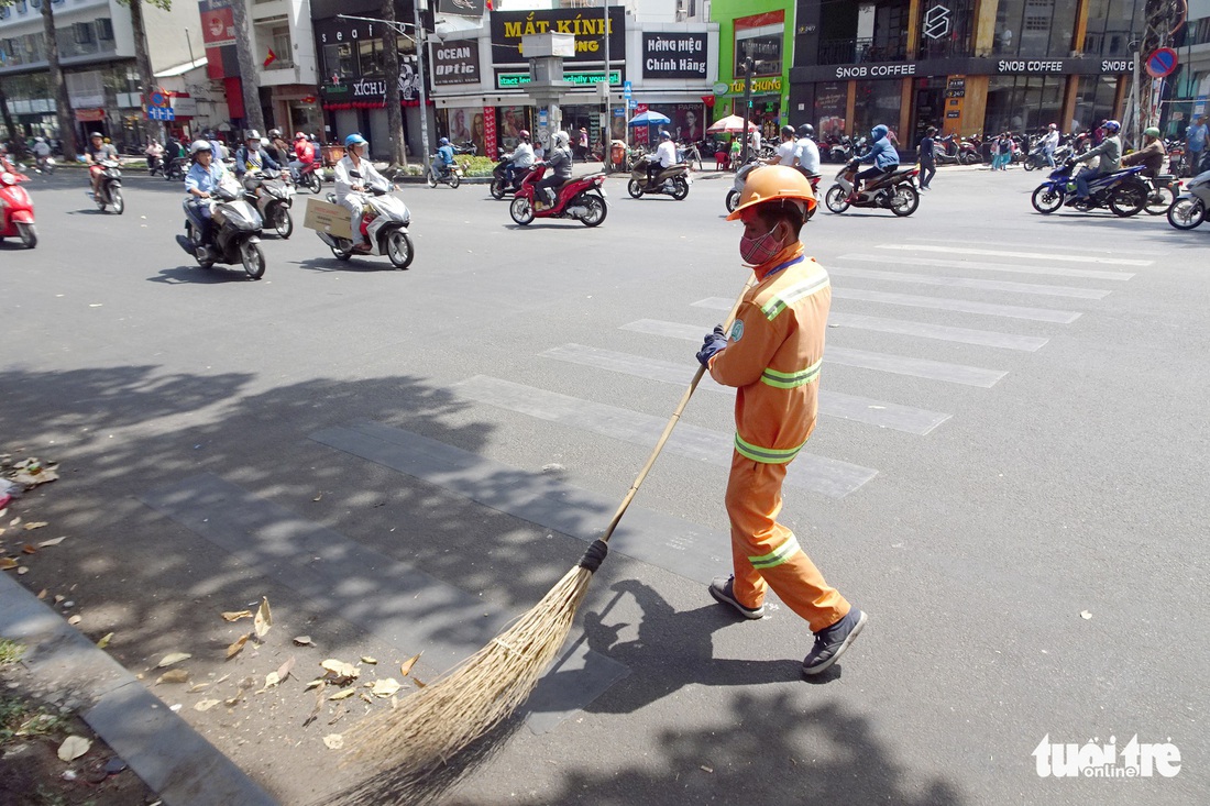 Người dân TP.HCM chống chọi cái nắng mùa khô - Ảnh 11.