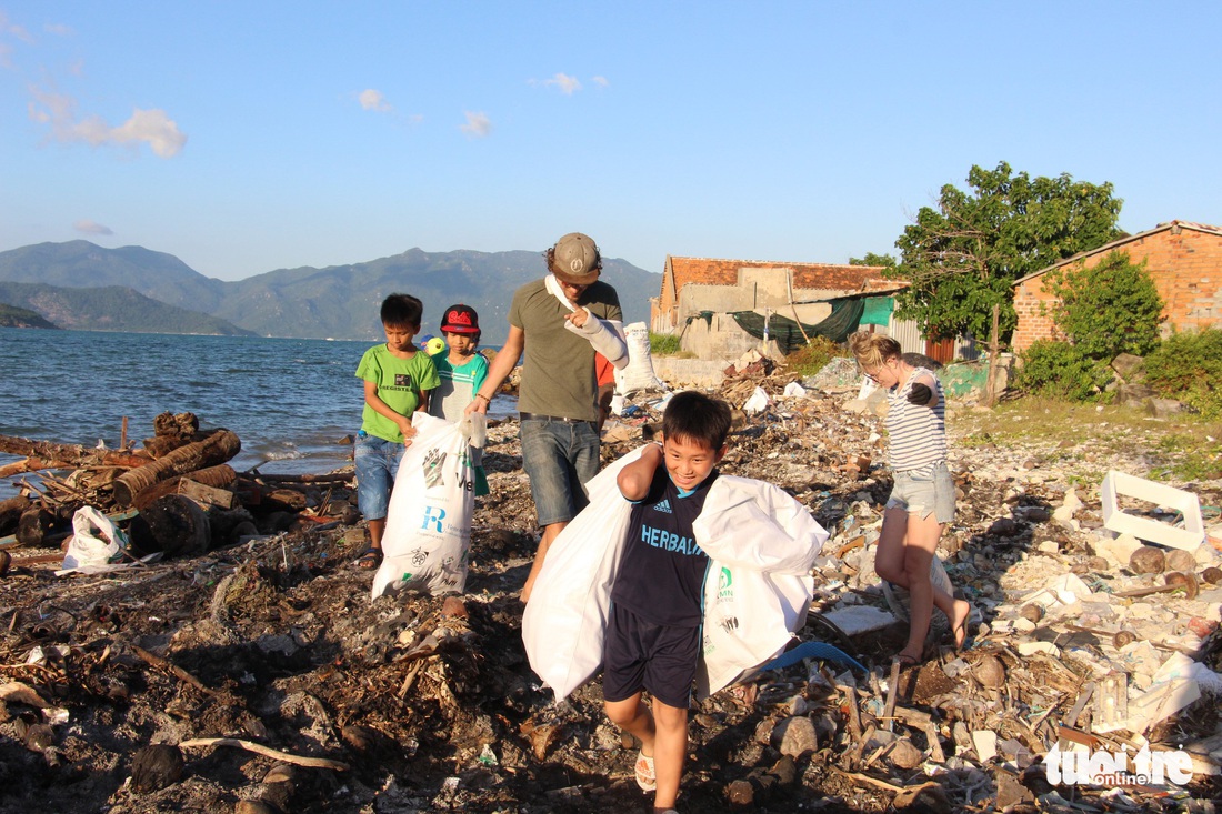 Bay từ Nam Phi, Argentina, Hà Lan qua Việt Nam… nhặt rác - Ảnh 14.