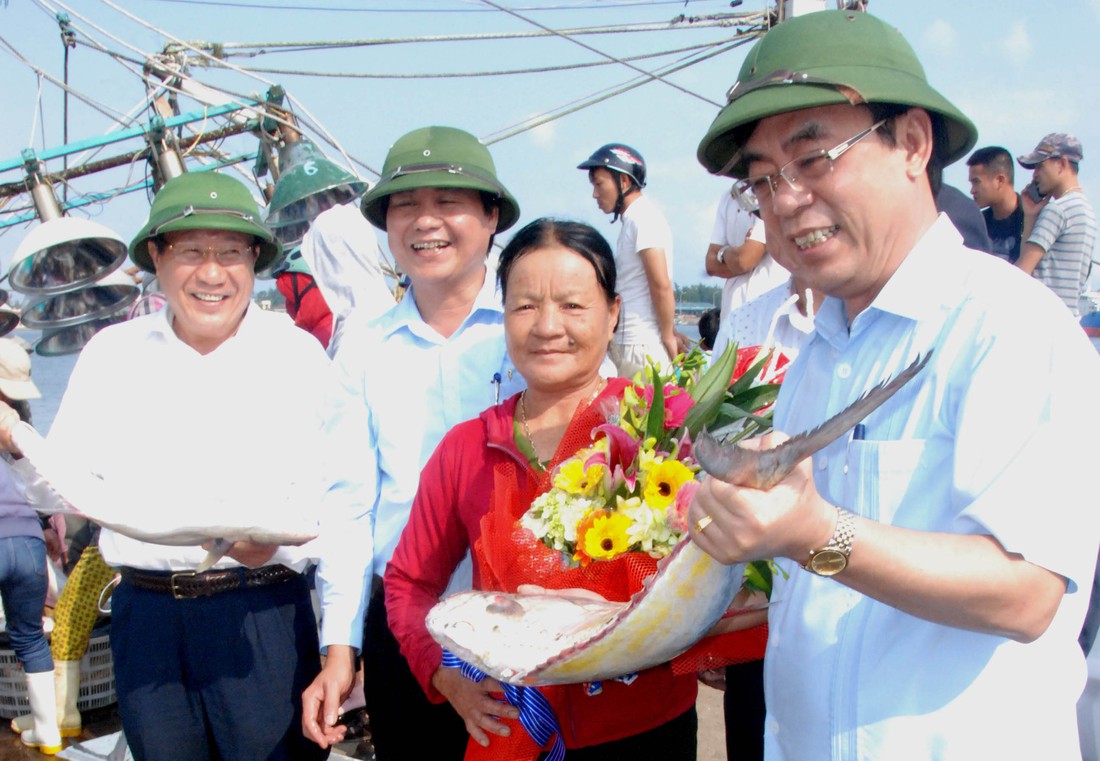 Đầu năm ngư dân miền Trung đón lộc biển - Ảnh 4.