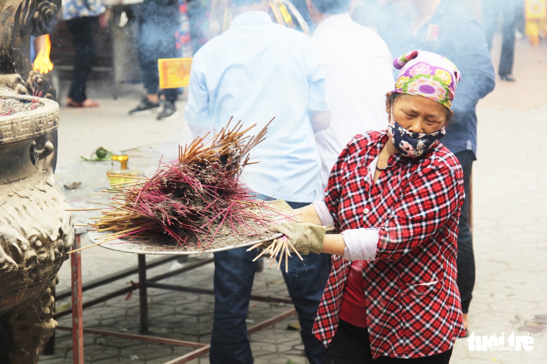 Chen nhau đi lễ chùa dịp rằm tháng giêng - Ảnh 3.