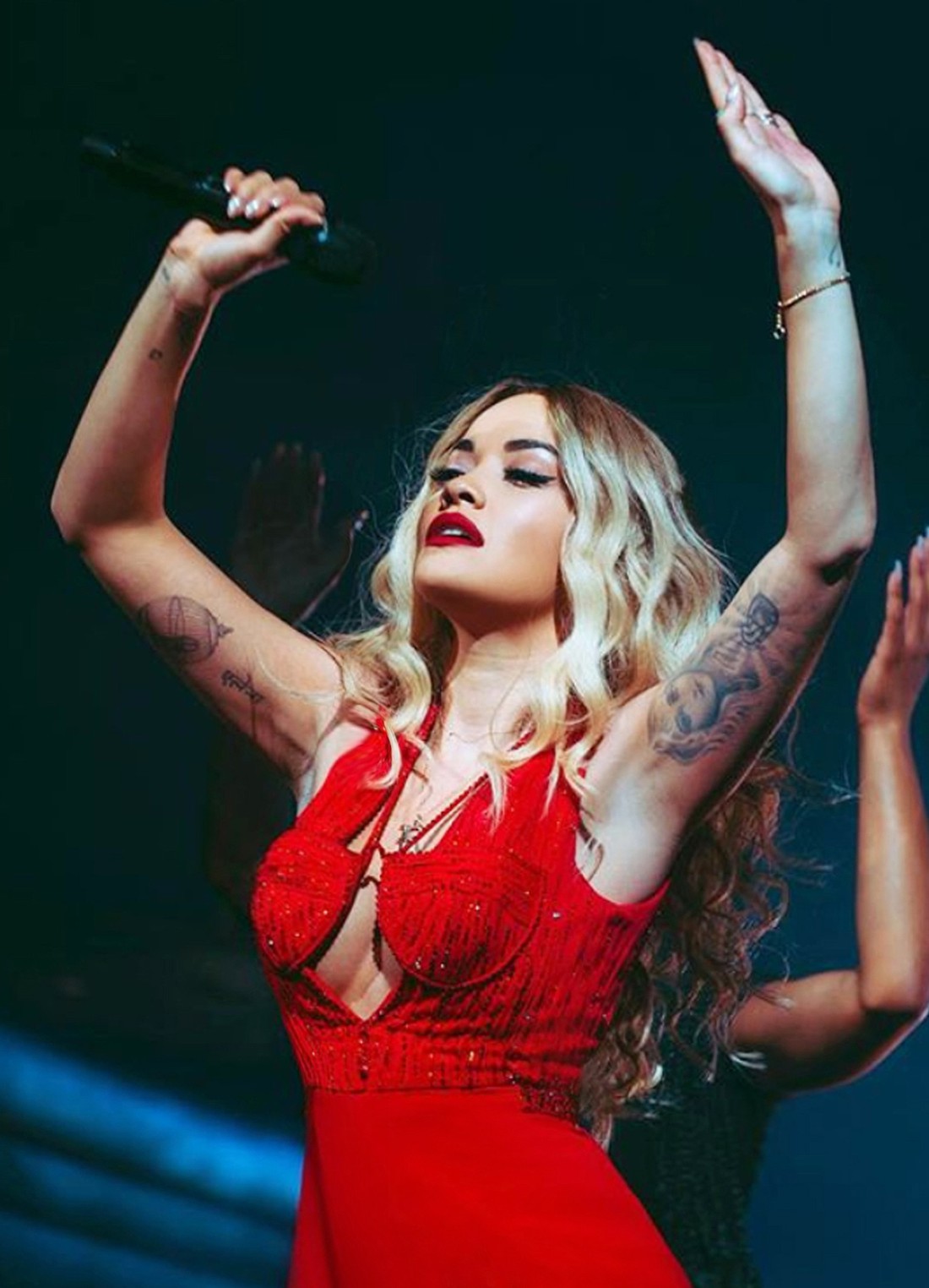 Đến lượt ca sĩ Rita Ora diện đồ Công Trí - Ảnh 6.