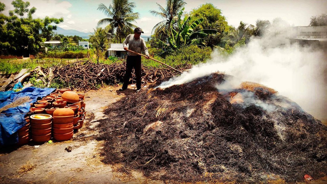 Ở đâu thợ gốm đi giật lùi, không cần đến bàn xoay? Xin thưa: Bàu Trúc! - Ảnh 2.