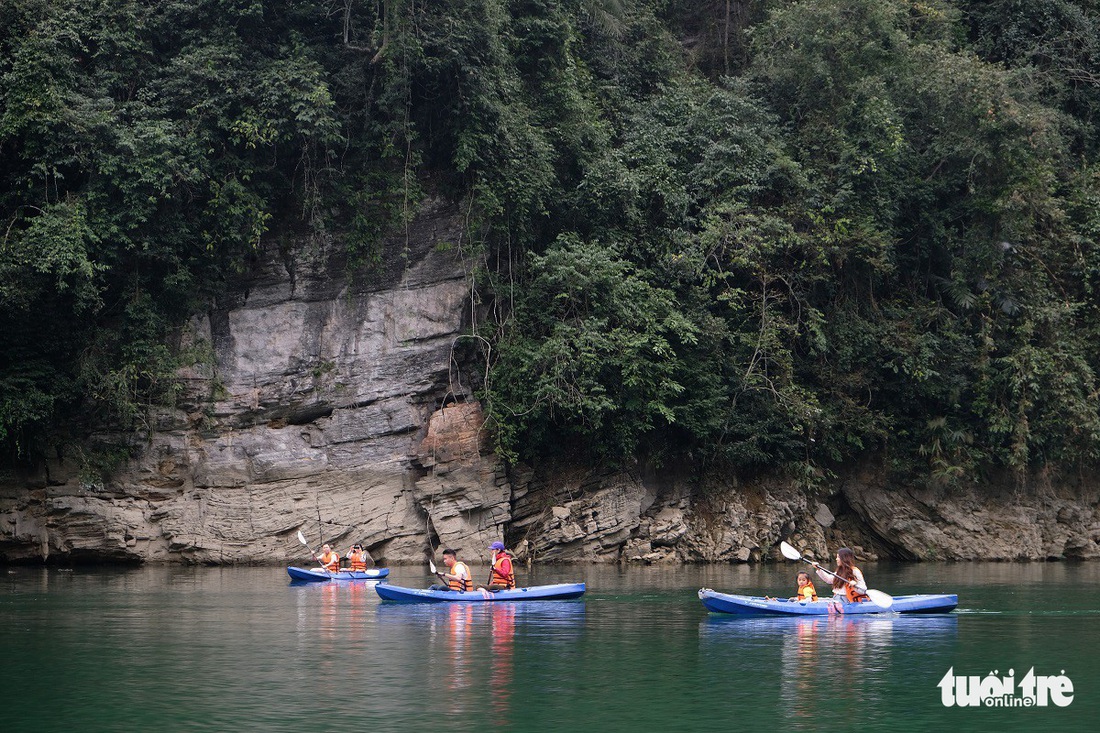 Chèo thuyền kayak ngắm hồ thủy điện đẹp mê mẩn - Ảnh 4.