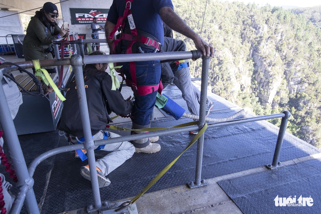 10 giây thót tim với nhảy bungy cao nhất thế giới từ trên cầu - Ảnh 9.