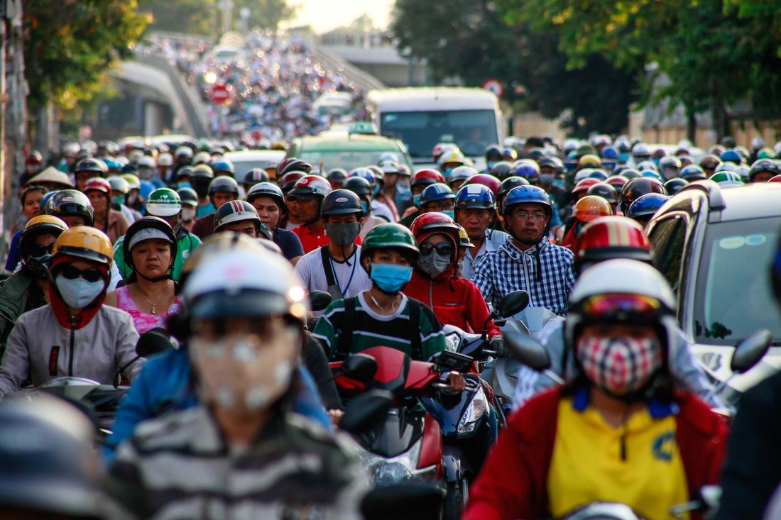 Giờ cao điểm, hai làn đường thành một ở Nguyễn Thái Sơn - Ảnh 3. Giờ cao điểm, hai làn đường thành một ở Nguyễn Thái Sơn - Ảnh 3.