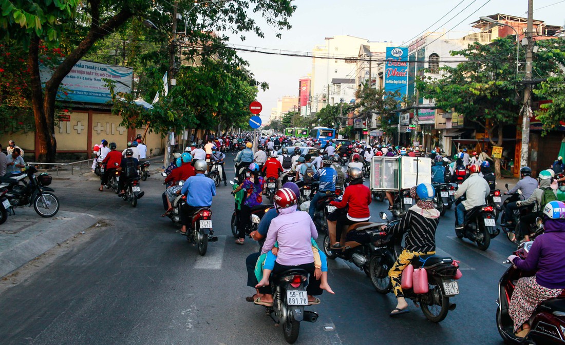 Giờ cao điểm, hai làn đường thành một ở Nguyễn Thái Sơn - Ảnh 4. Giờ cao điểm, hai làn đường thành một ở Nguyễn Thái Sơn - Ảnh 4.