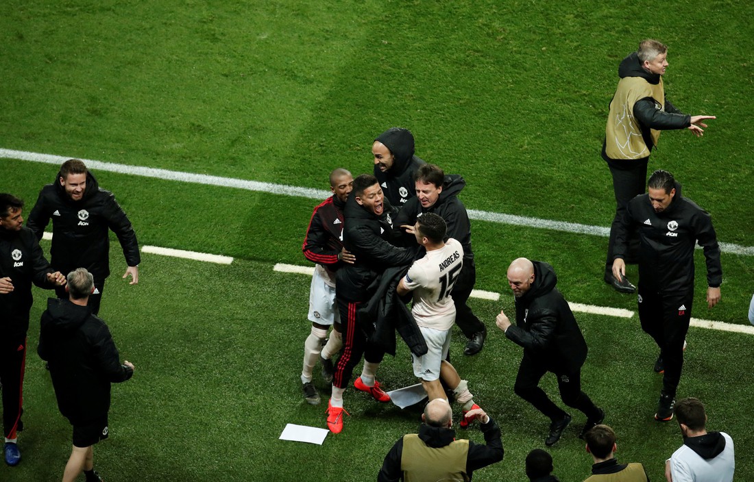 Nụ cười M.U, nước mắt PSG - Ảnh 1. Nụ cười M.U, nước mắt PSG - Ảnh 1.