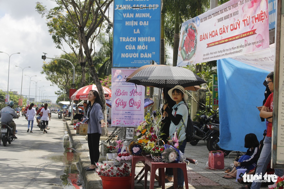 Sinh viên ăn nắng ngủ sương bán hoa dịp lễ 8-3 thu chục triệu đồng - Ảnh 8.