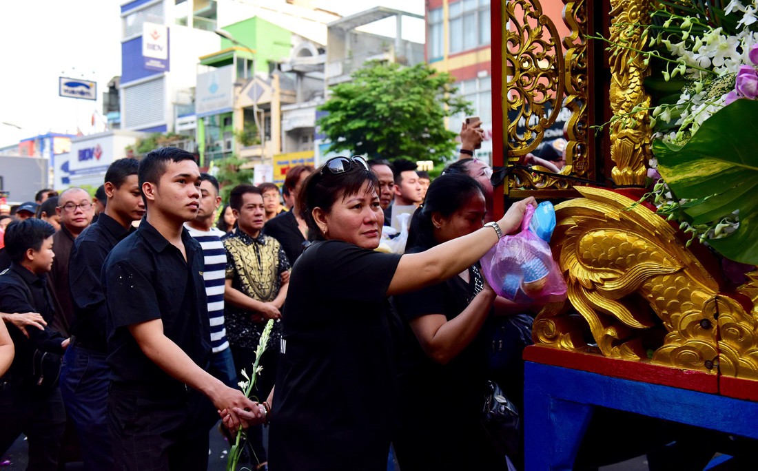 Hàng ngàn người tiễn đưa nghệ sĩ Anh Vũ - Ảnh 7.