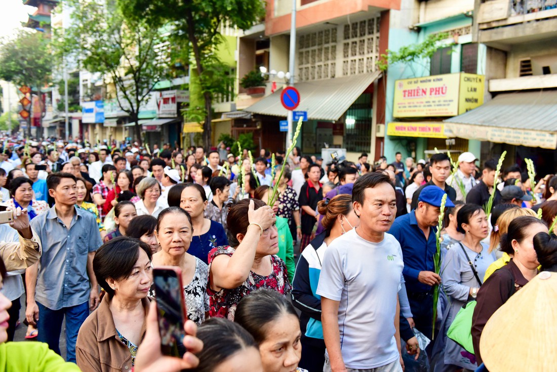 Hàng ngàn người tiễn đưa nghệ sĩ Anh Vũ - Ảnh 2.