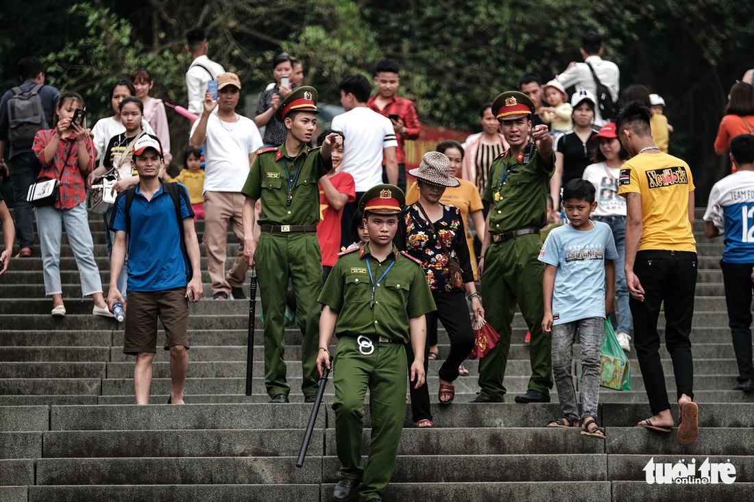 Đền Hùng đang tràn ngập người, ăn mặc không đúng quy định bị chặn lại - Ảnh 7.