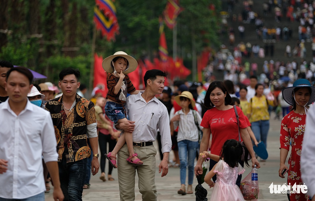 Đền Hùng đang tràn ngập người, ăn mặc không đúng quy định bị chặn lại - Ảnh 4.