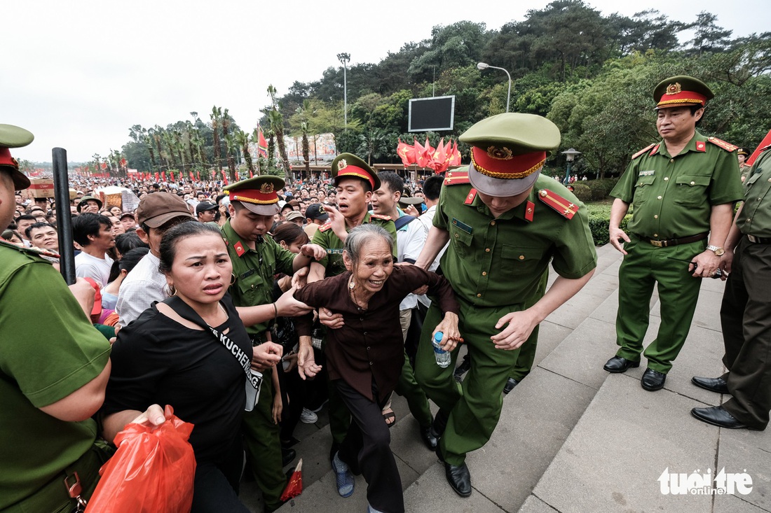 Đông đúc, chen lấn sau lễ dâng hương giỗ Tổ Hùng Vương - Ảnh 16.