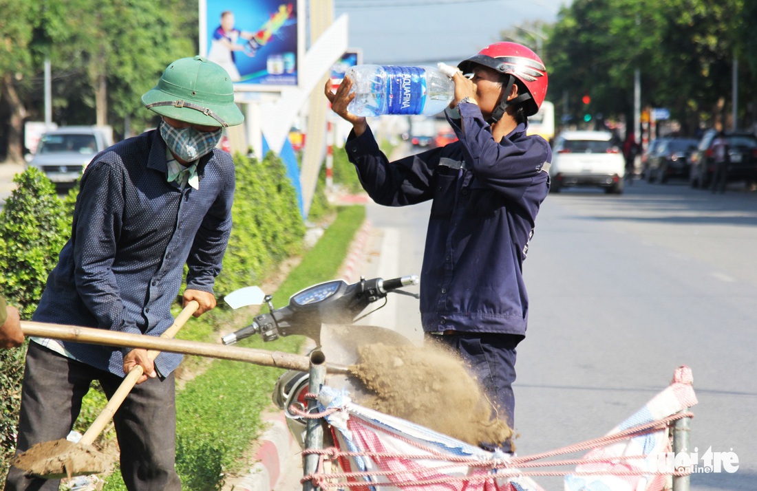 Người lao động căng mình mưu sinh trong cái nắng rát mặt - Ảnh 8.