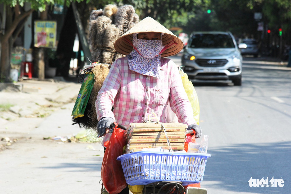 Người lao động căng mình mưu sinh trong cái nắng rát mặt - Ảnh 11.