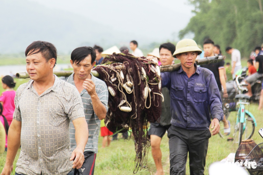 Cả ngàn người nô nức mang nơm, lưới đi đánh cá - Ảnh 3.