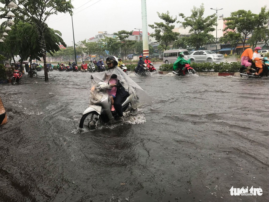 Mưa lớn tại nhiều quận huyện, giải nhiệt cho TP.HCM ngày nghỉ lễ - Ảnh 8.