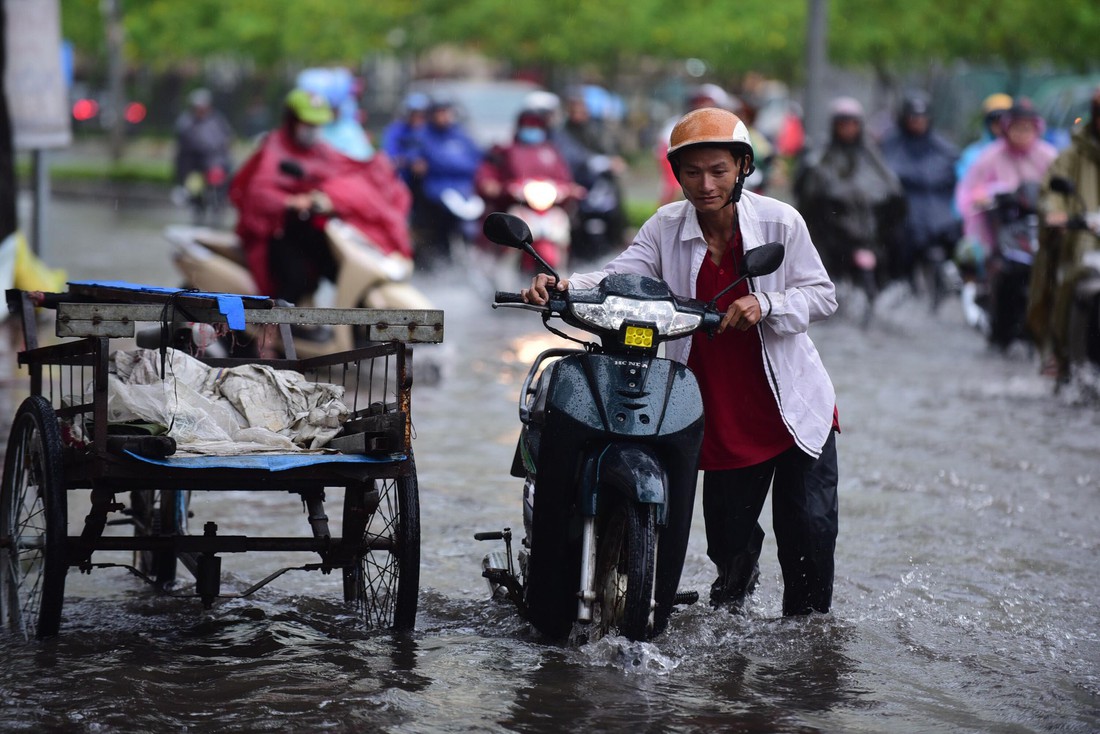 Mới mưa đầu mùa, đường phố TP.HCM ngập mênh mông lênh láng - Ảnh 5.