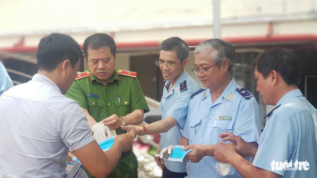 Vừa tháo niêm phong ôtô, mùi ma túy bốc ra nồng nặc - Ảnh 3.