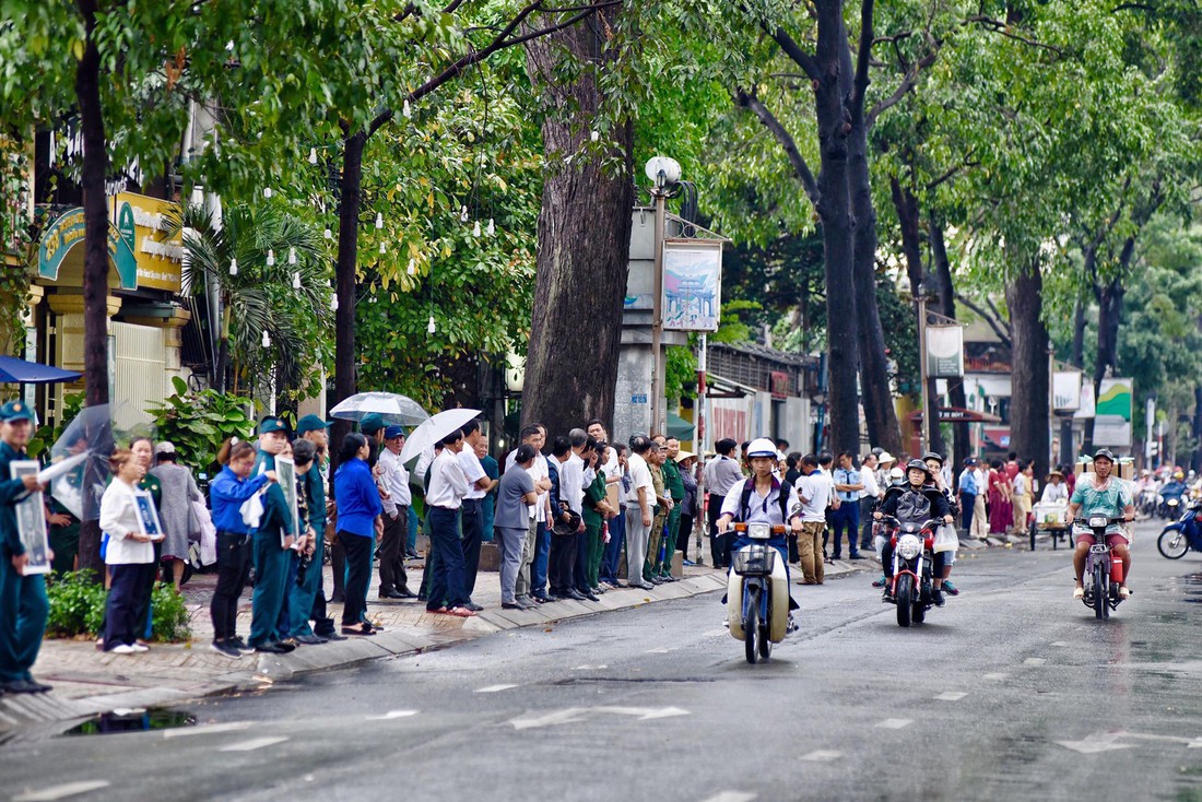 Bà con TP.HCM đội mưa chờ đón linh cữu nguyên Chủ tịch nước Lê Đức Anh - Ảnh 11.