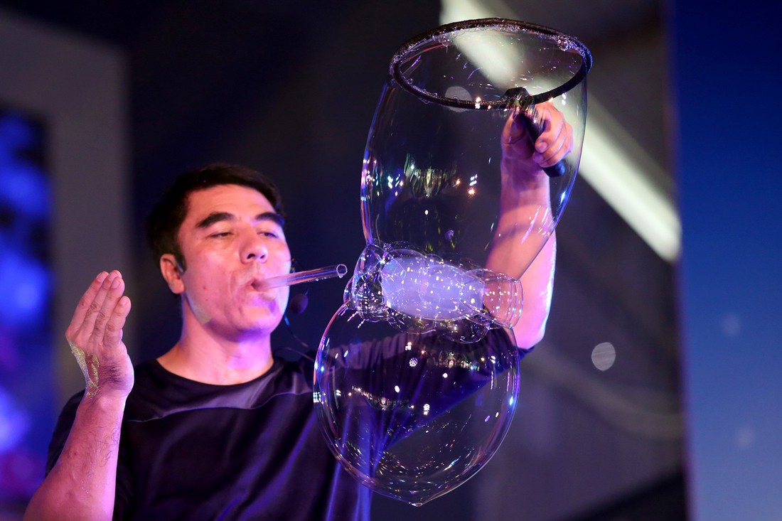 Xem phù thủy bong bóng Fan Yang trình diễn kỷ lục thế giới - Ảnh 6. Xem phù thủy bong bóng Fan Yang trình diễn kỷ lục thế giới - Ảnh 6.
