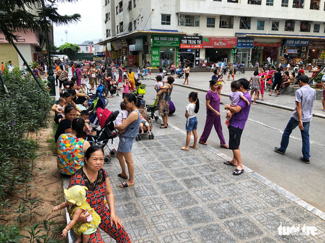 Cảnh người người chen chúc, ngột ngạt ở chung cư ông Thản - Ảnh 1.