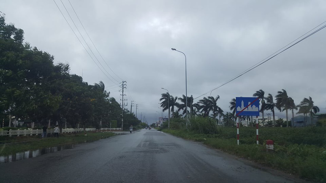 Bão đã đổ bộ gây sụt lở đường, khiến 2 người chết ở Thanh Hóa - Ảnh 6. Bão đã đổ bộ gây sụt lở đường, khiến 2 người chết ở Thanh Hóa - Ảnh 6.