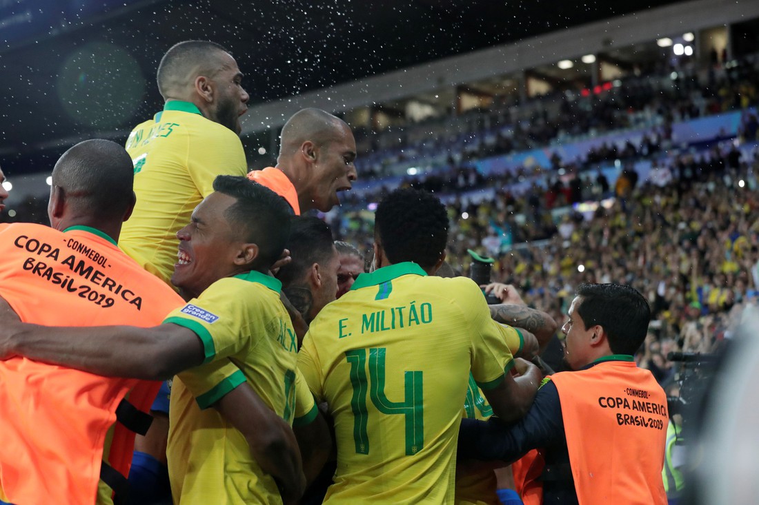 Tuyển Brazil tưng bừng mừng ngôi vương ở Copa America 2019 - Ảnh 6.