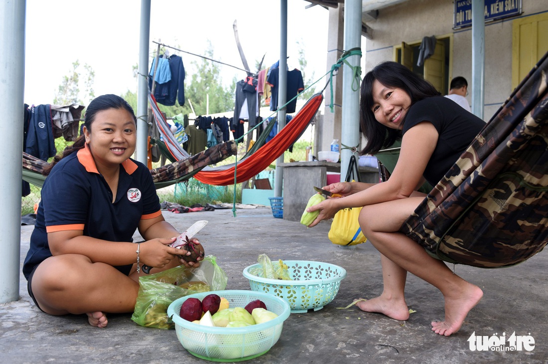 Người trẻ tình nguyện ra chăm chút từng góc đảo Hòn Cau - Ảnh 12.