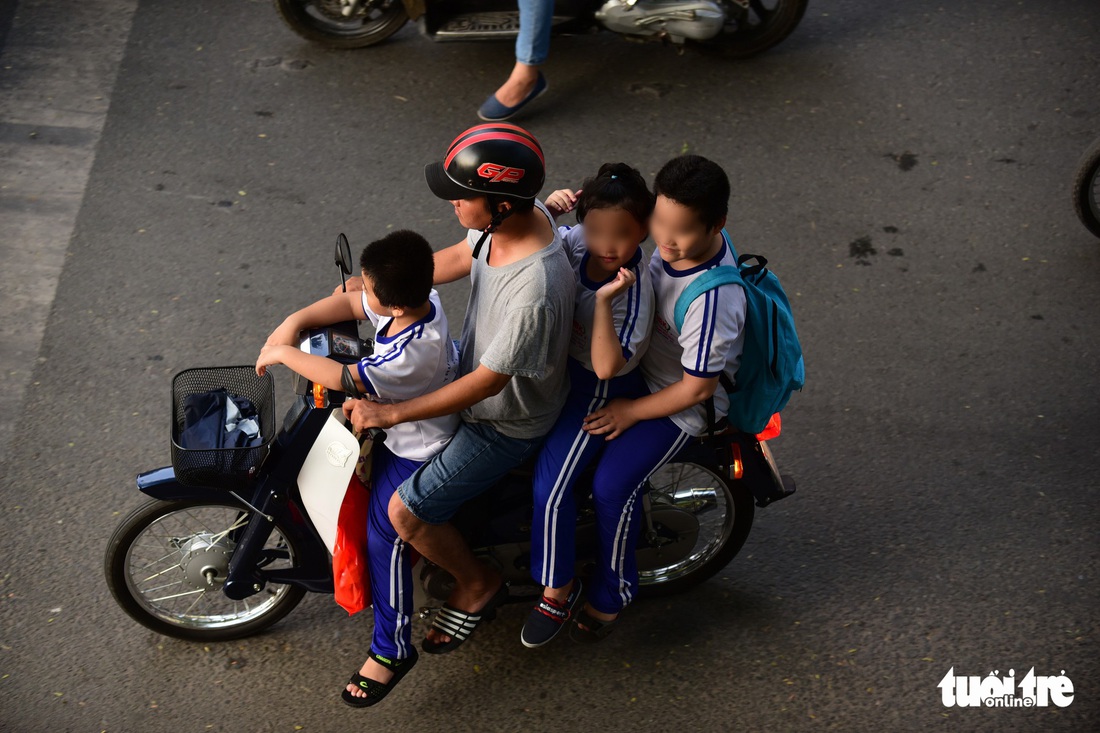 Xốn mắt với cảnh chở con nhỏ không đội nón bảo hiểm - Ảnh 12.