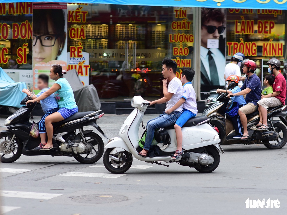 Xốn mắt với cảnh chở con nhỏ không đội nón bảo hiểm - Ảnh 6.