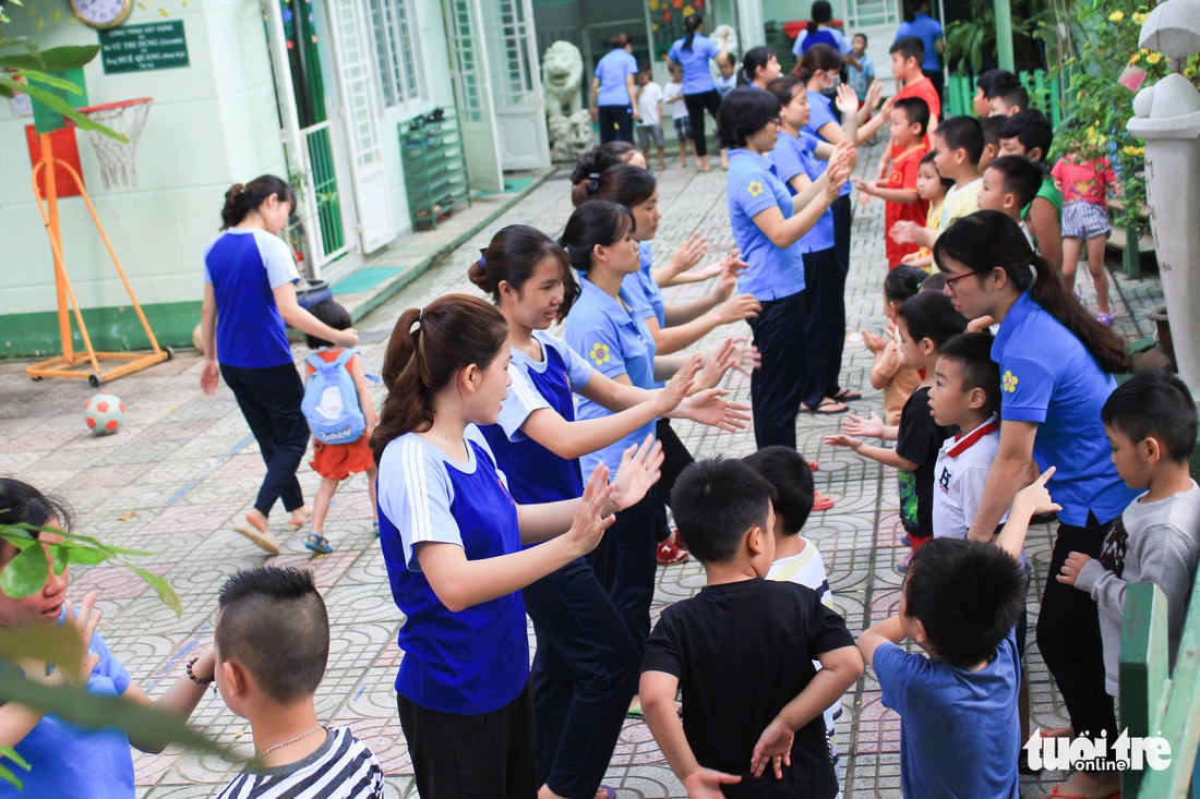 Ngôi trường không tiếng đọc bài, học trò chủ yếu xới đất, trồng hoa... - Ảnh 1.