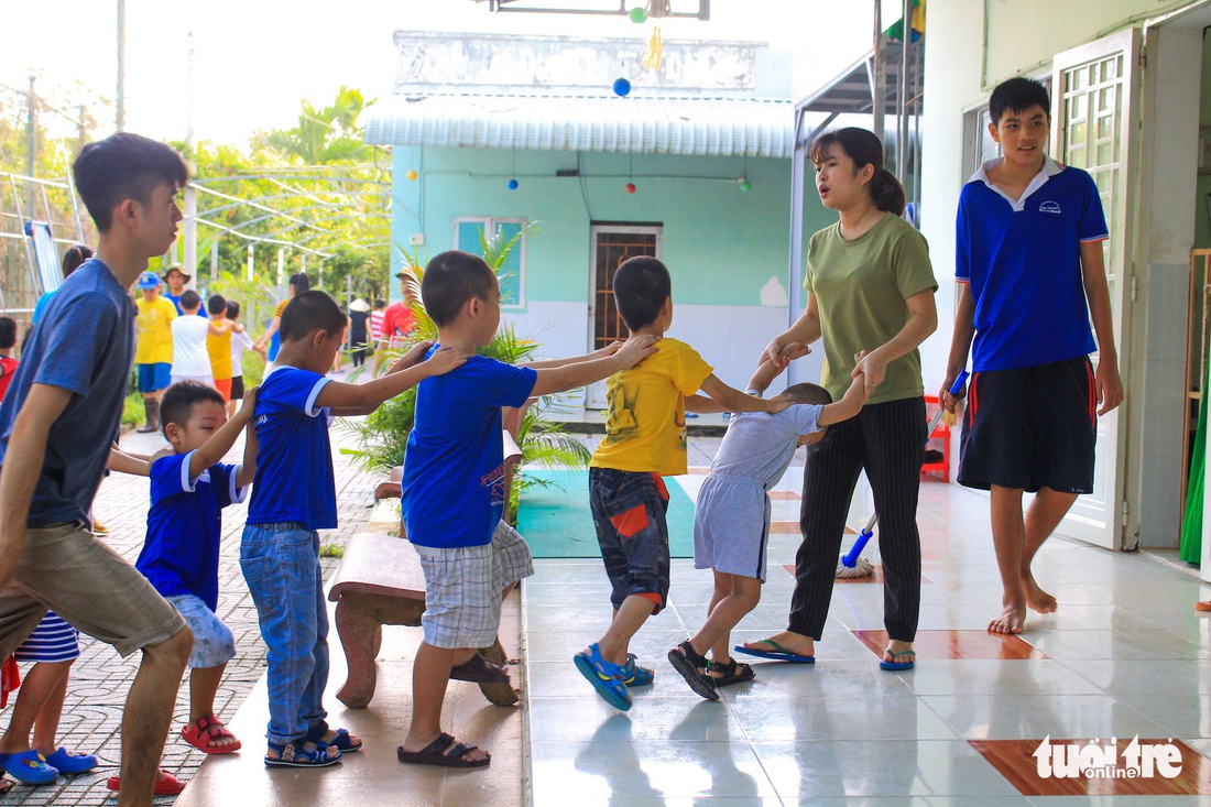 Ngôi trường không tiếng đọc bài, học trò chủ yếu xới đất, trồng hoa... - Ảnh 6.