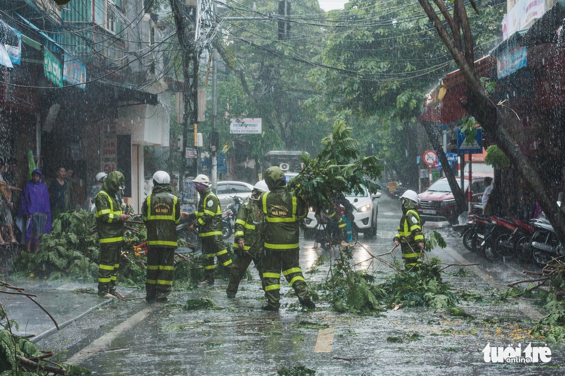 Mưa bão vẫn ráng mưu sinh ở Hà Nội - Ảnh 8.