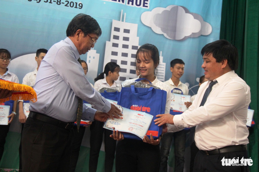 Xin đừng cảm ơn chúng tôi, mà hãy đền đáp tương lai - Ảnh 1.