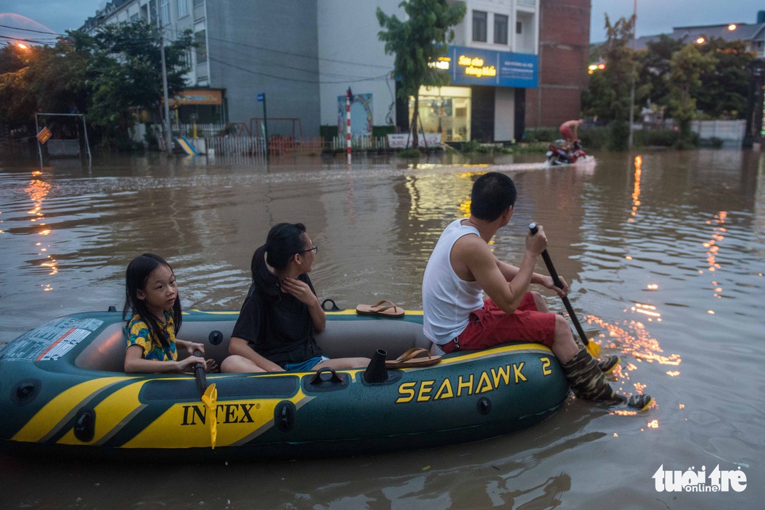 Khu đô thị ở Hà Nội ngập sâu, dân chèo thuyền dạo phố - Ảnh 1.