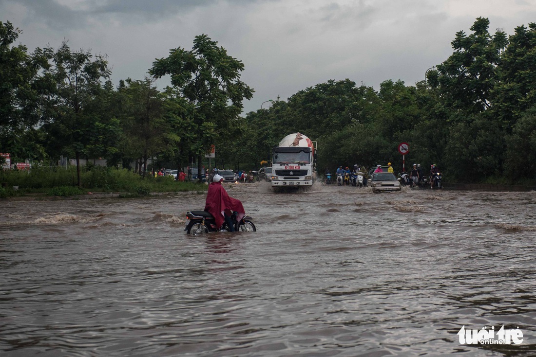 Khu đô thị ở Hà Nội ngập sâu, dân chèo thuyền dạo phố - Ảnh 8.