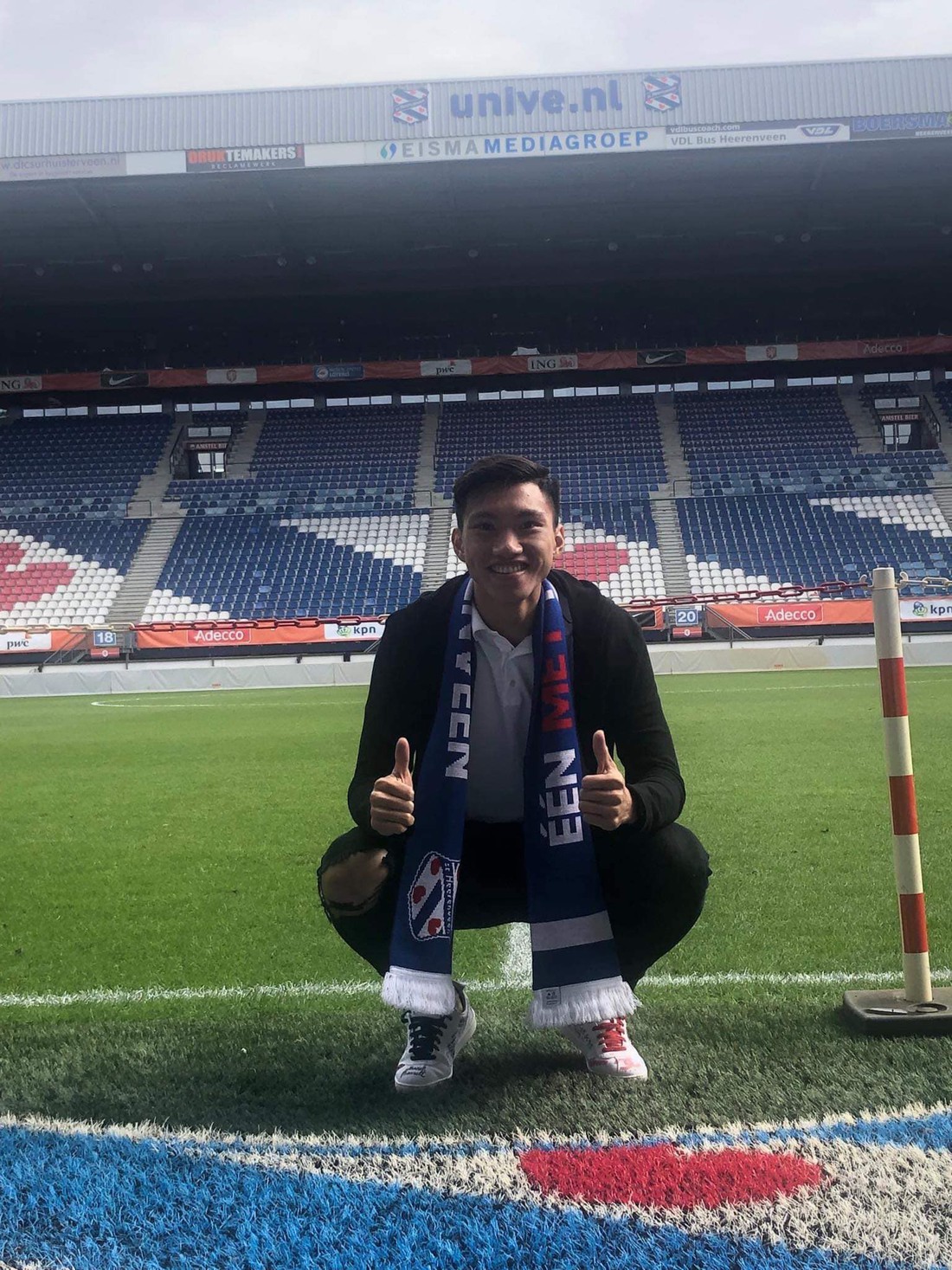 Bộ ảnh Văn Hậu cười rạng rỡ trong màu áo SC Heerenveen - Ảnh 1.