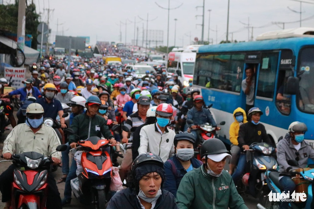 Dòng người nối hàng dài quay lại Sài Gòn sau lễ 2-9 - Ảnh 13.