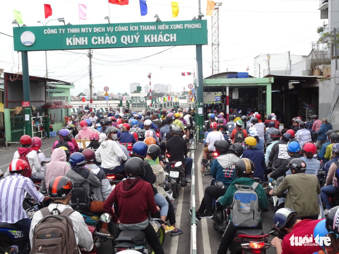 Dòng người nối hàng dài quay lại Sài Gòn sau lễ 2-9 - Ảnh 3.