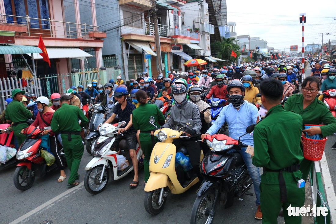 Dòng người nối hàng dài quay lại Sài Gòn sau lễ 2-9 - Ảnh 2.