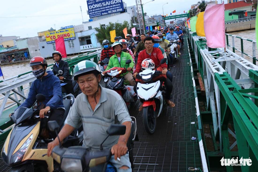 Dòng người nối hàng dài quay lại Sài Gòn sau lễ 2-9 - Ảnh 4.