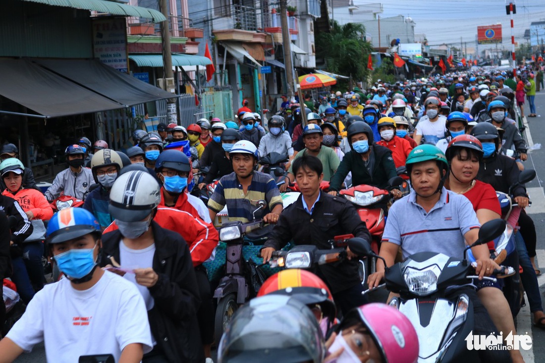 Dòng người nối hàng dài quay lại Sài Gòn sau lễ 2-9 - Ảnh 7.