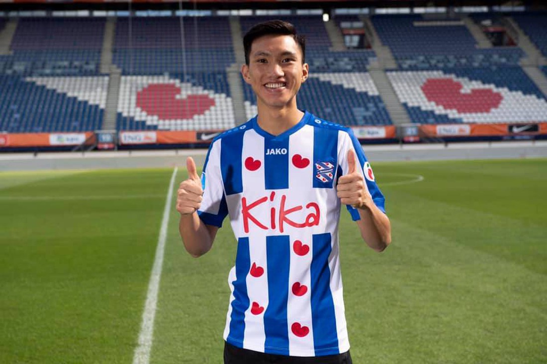 Bộ ảnh Văn Hậu cười rạng rỡ trong màu áo SC Heerenveen - Ảnh 6.