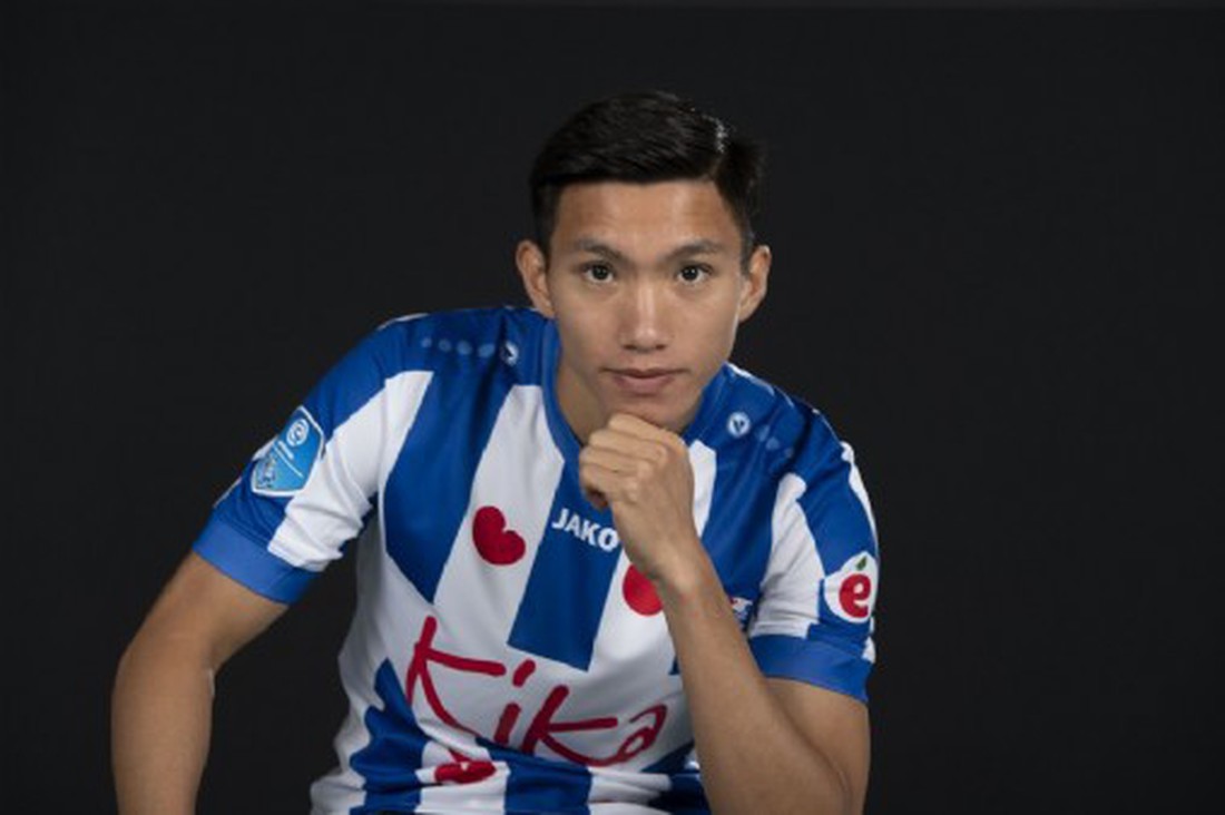 Bộ ảnh Văn Hậu cười rạng rỡ trong màu áo SC Heerenveen - Ảnh 3.